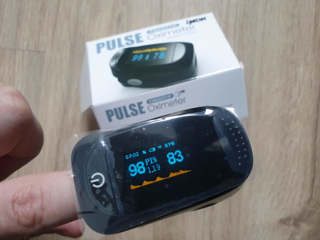Pulsoximetru medical pentru deget iMDK C101A2 pe deget