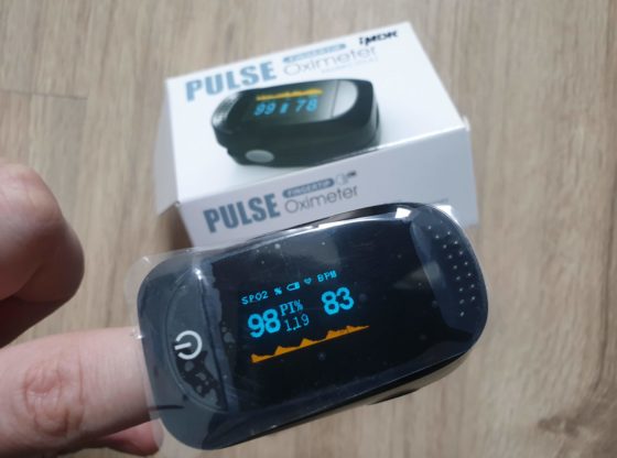 Pulsoximetru medical pentru deget iMDK C101A2 pe deget